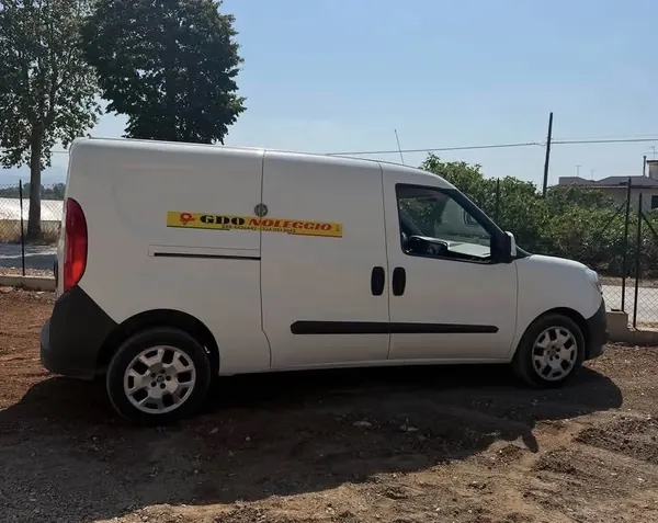 Furgone compatto Fiat Doblò a noleggio
