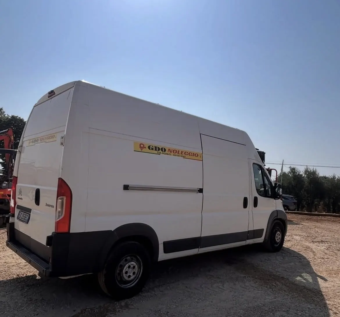 Furgone Fiat Ducato bianco della flotta GDO Noleggio