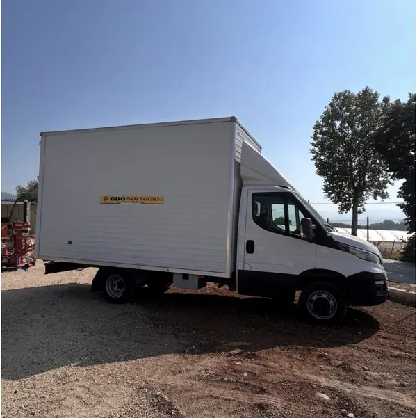 Camion Iveco Daily furgonato a noleggio