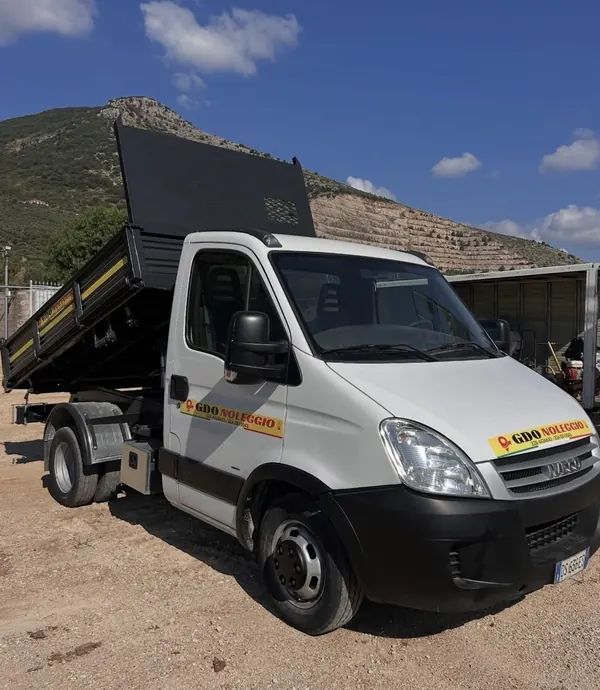 Camion ribaltabile a noleggio